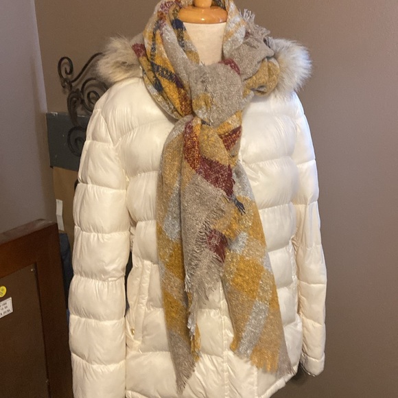 Beautiful Blanket scarf. Mustard red and beige with blue. - Picture 7 of 8